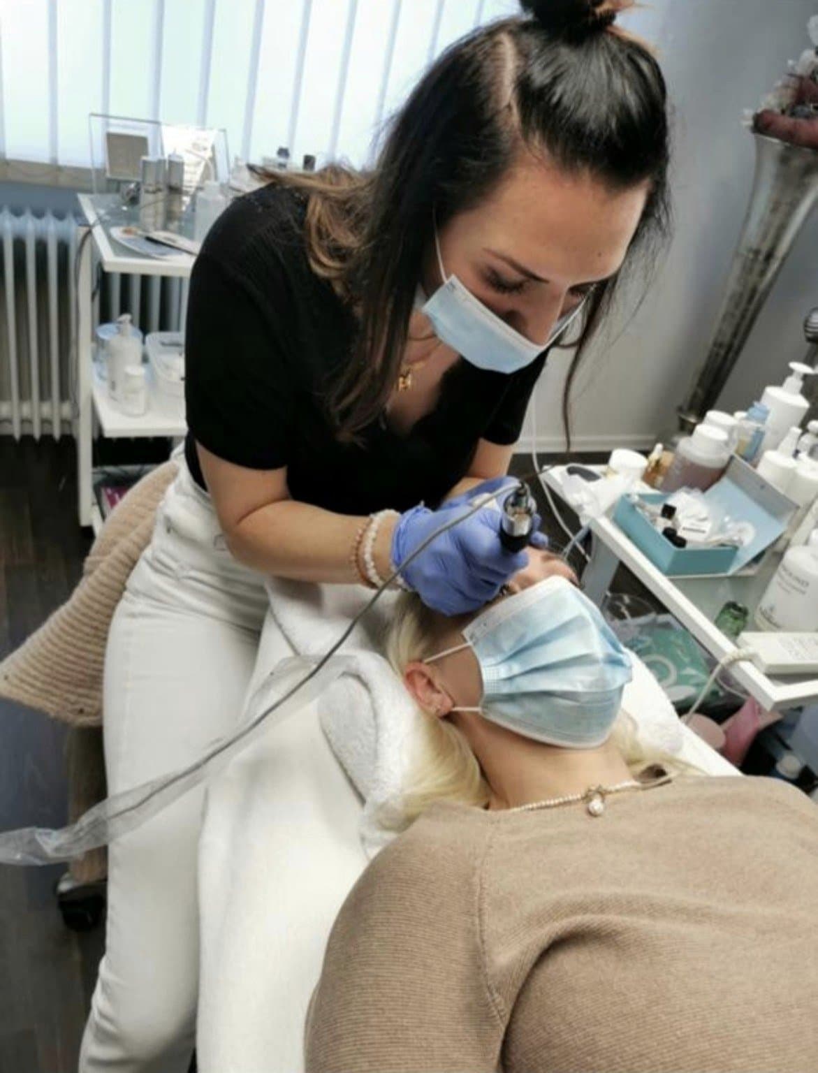 Anna Hase working during a permanent make-up treatment