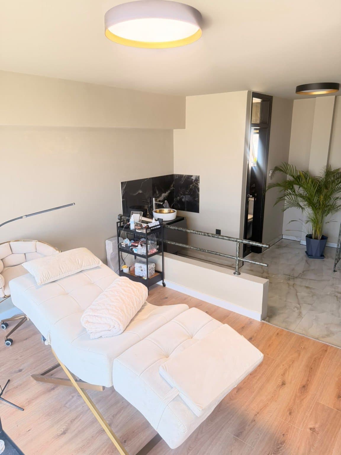 LINÉA treatment room with treatment bed