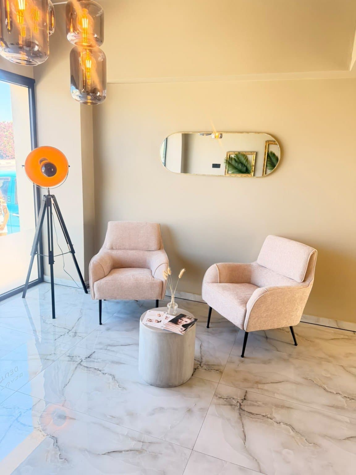 LINÉA waiting area with soft chairs and warm lighting